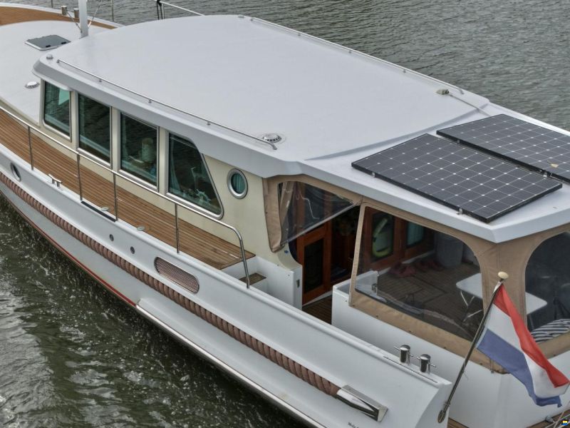 Serious Yachts Gently Low Bridge 45 Sedan