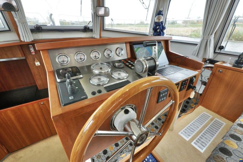 Serious Yachts Gently Low Bridge 45 Sedan