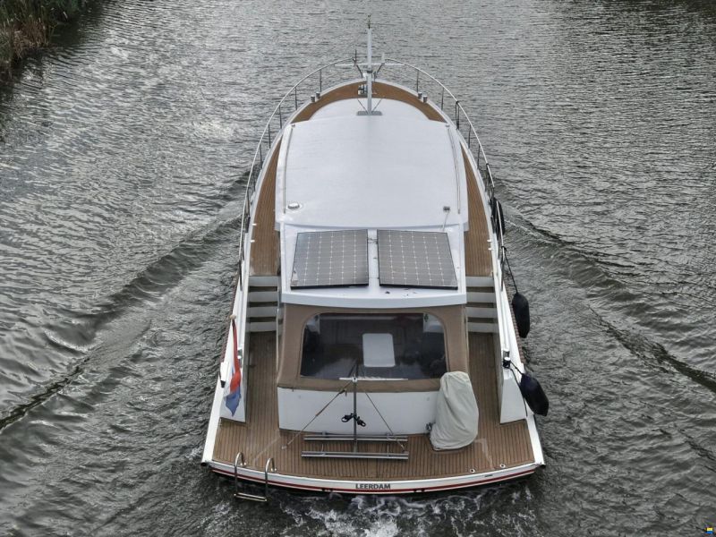 Serious Yachts Gently Low Bridge 45 Sedan