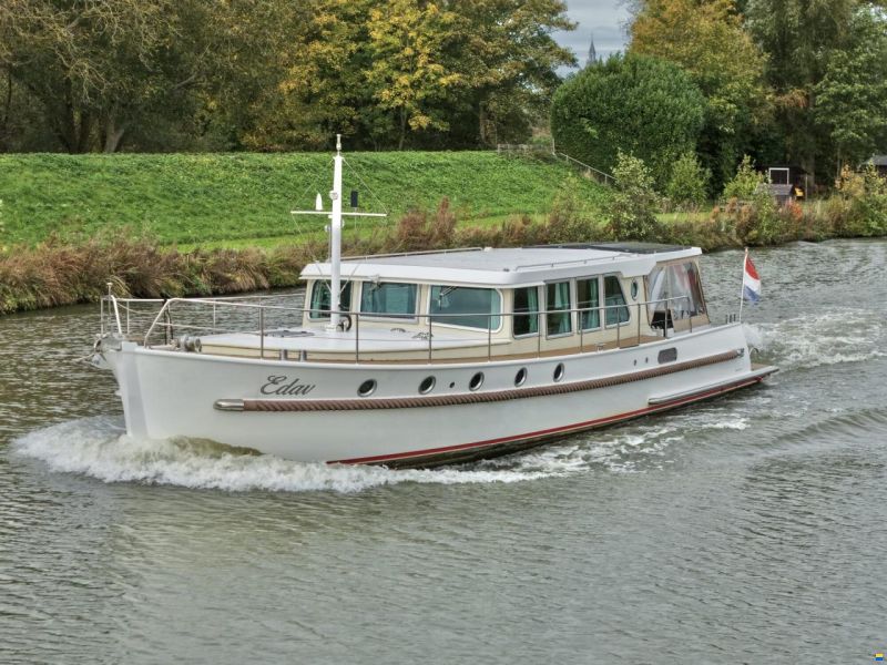 Serious Yachts Gently Low Bridge 45 Sedan