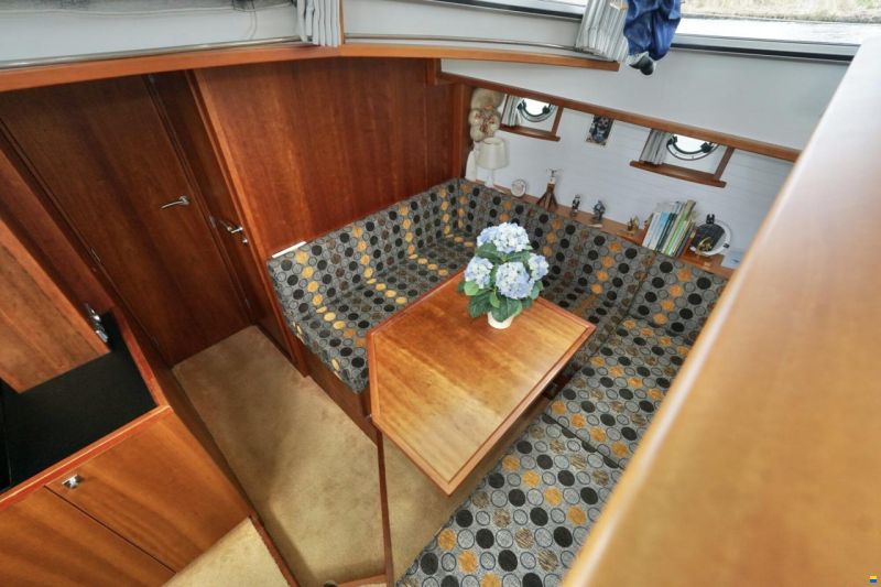Serious Yachts Gently Low Bridge 45 Sedan