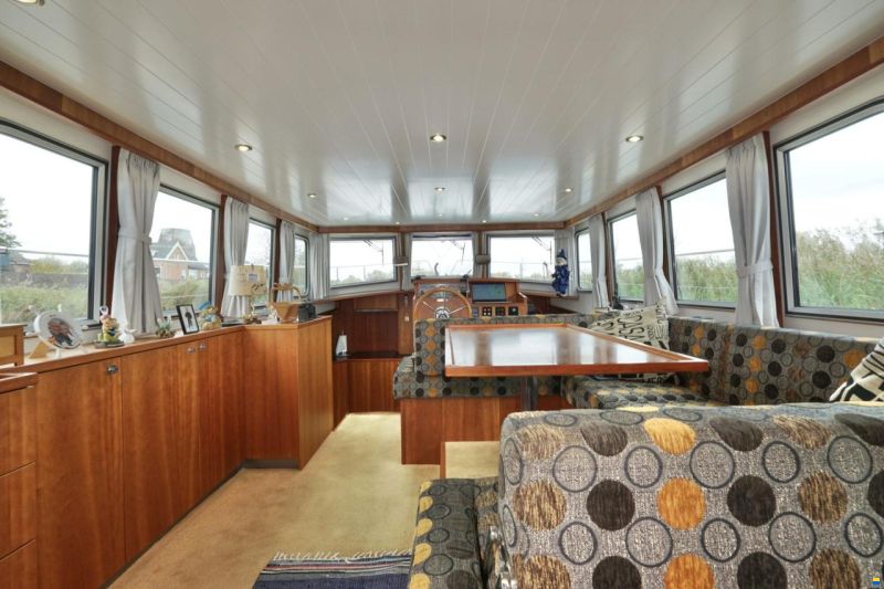 Serious Yachts Gently Low Bridge 45 Sedan