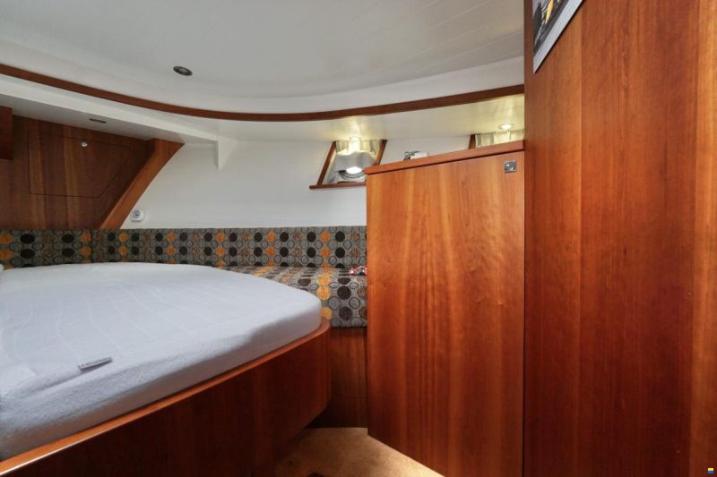 Serious Yachts Gently Low Bridge 45 Sedan