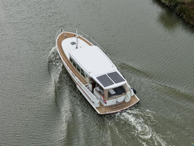 Serious Yachts Gently Low Bridge 45 Sedan