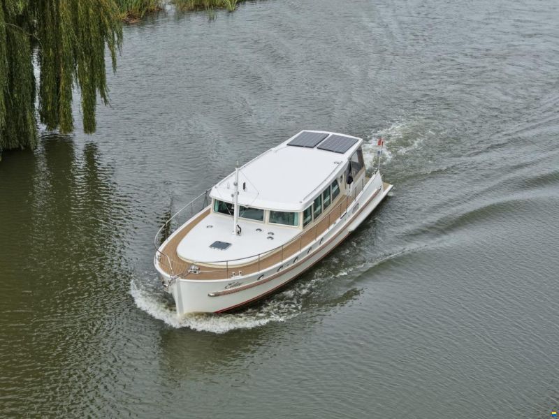 Serious Yachts Gently Low Bridge 45 Sedan
