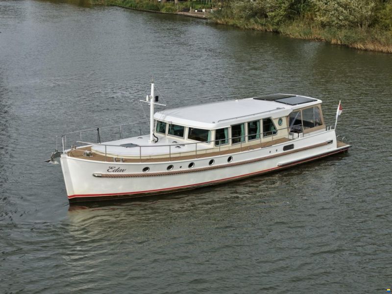 Serious Yachts Gently Low Bridge 45 Sedan