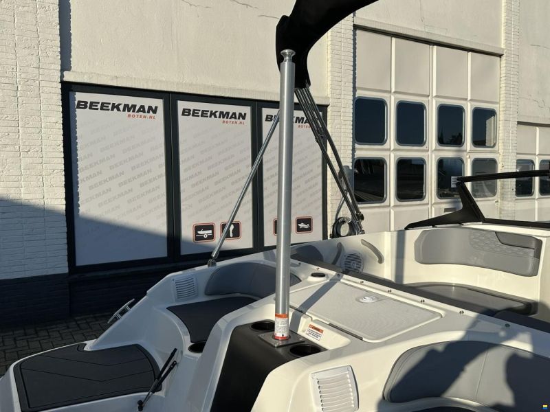 Bayliner Element M17
