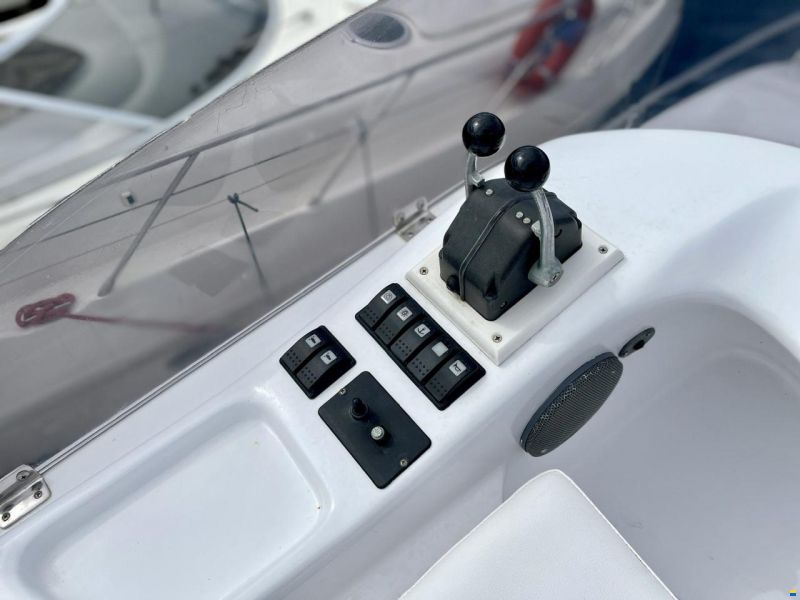 Genesis 37 Flybridge