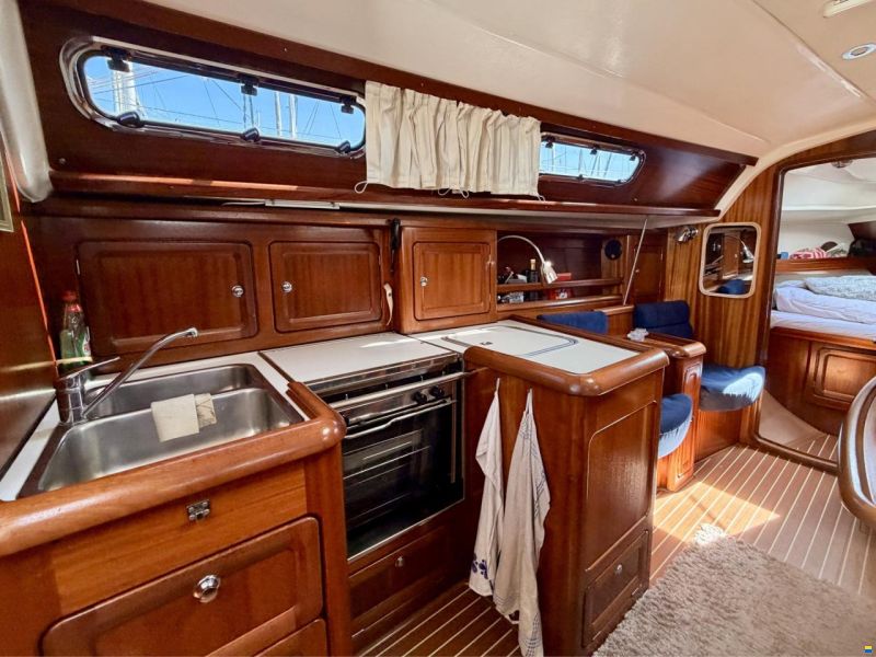 Bavaria 37