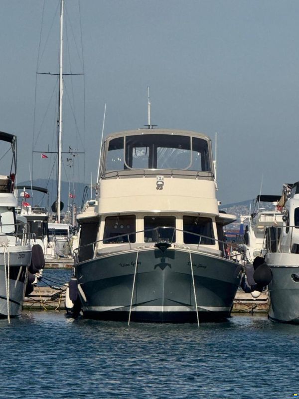 Mainship 40 Trawler