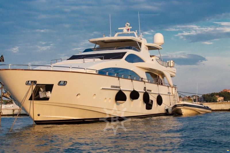 Azimut 105