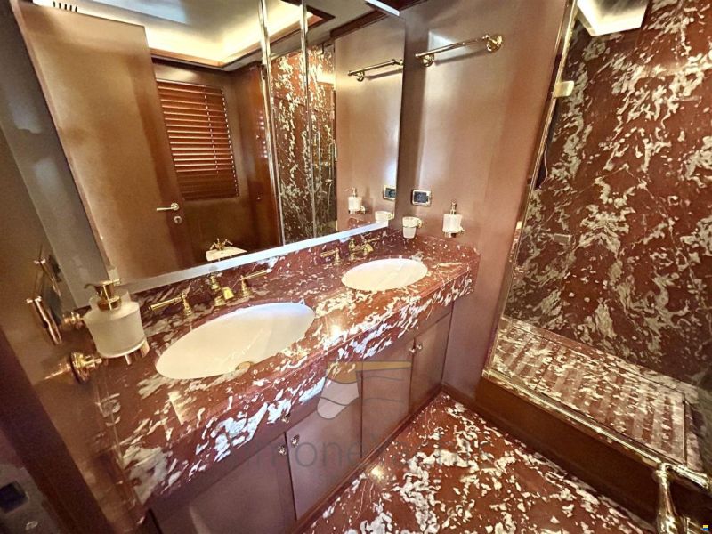 Benetti Delfino 93'
