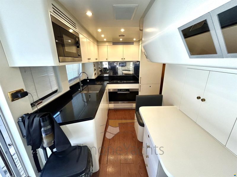 Benetti Delfino 93'
