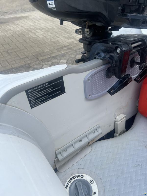 Quicksilver 320 Airdeck