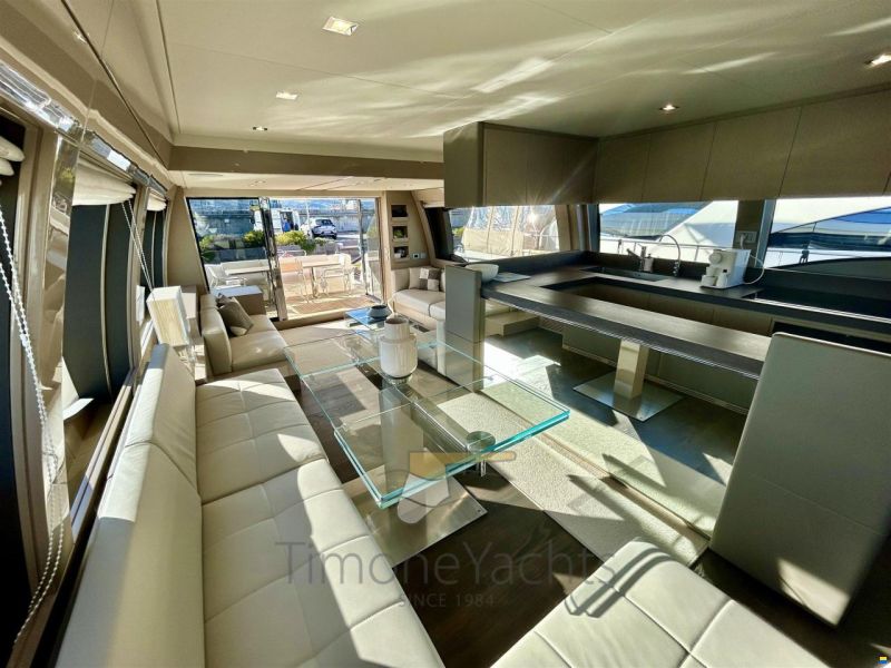 Ferretti 700