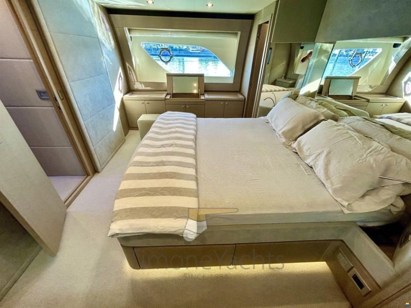 Ferretti 700