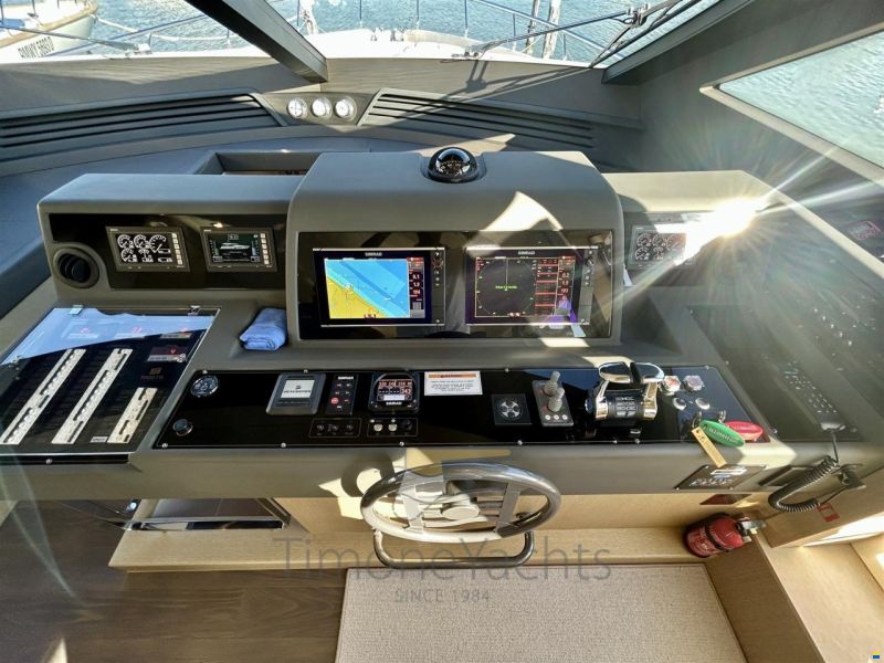 Ferretti 700