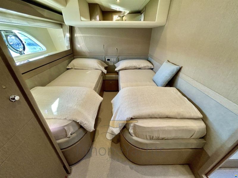 Ferretti 700