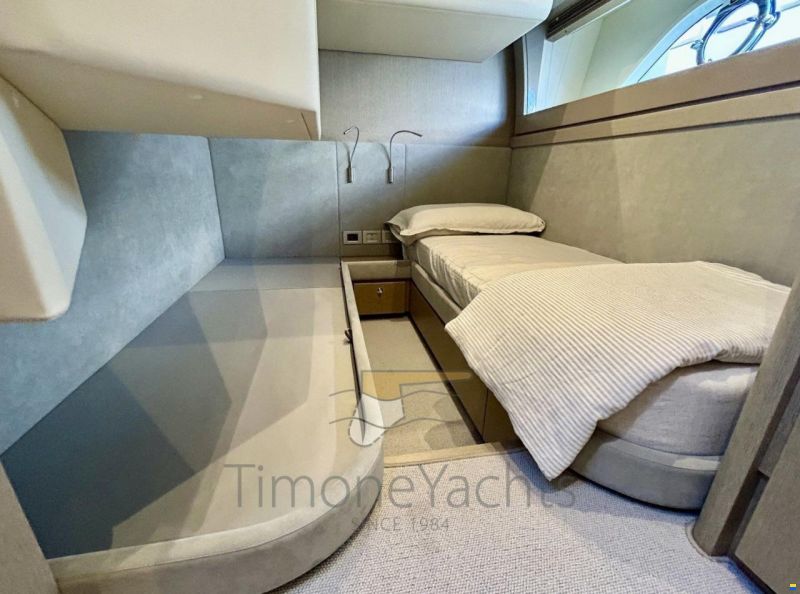 Ferretti 700