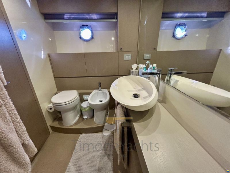 Ferretti 700