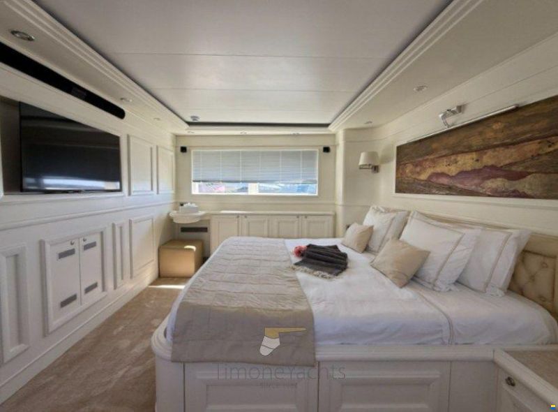 Custom Line Navetta 30