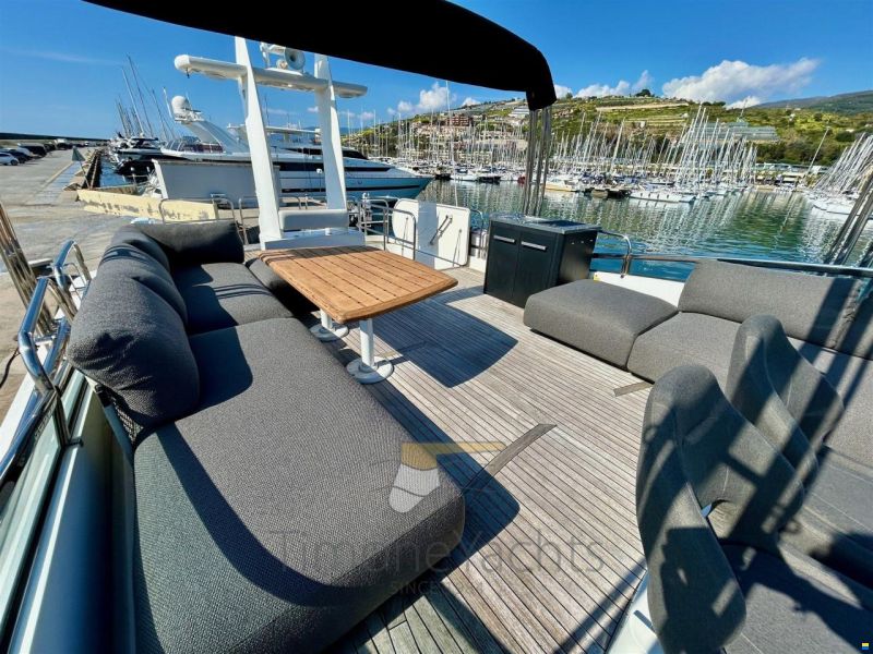 Fairline SQUADRON 74