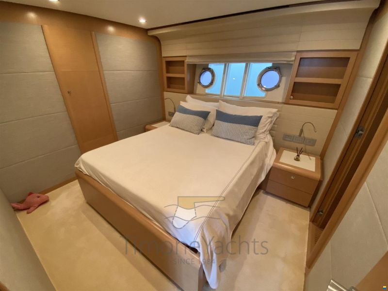 Ferretti 800