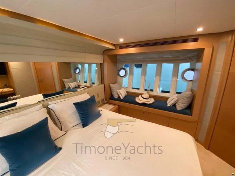 Ferretti 800