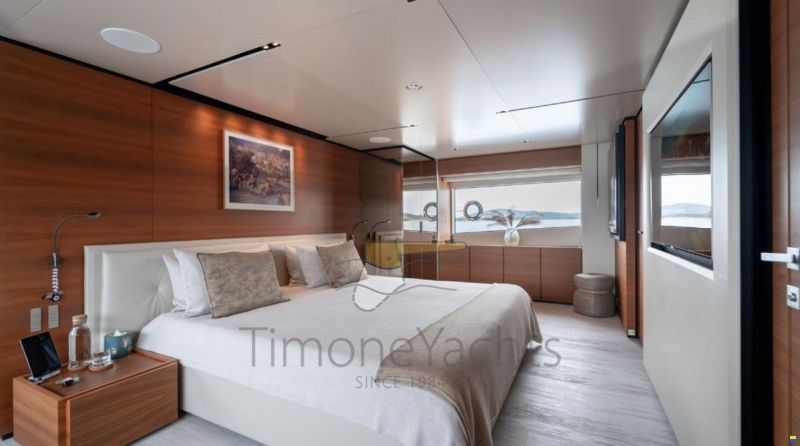 Custom Line Navetta 33