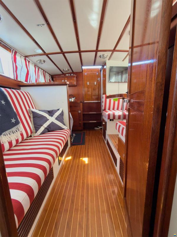 Chris Craft 31 Commander