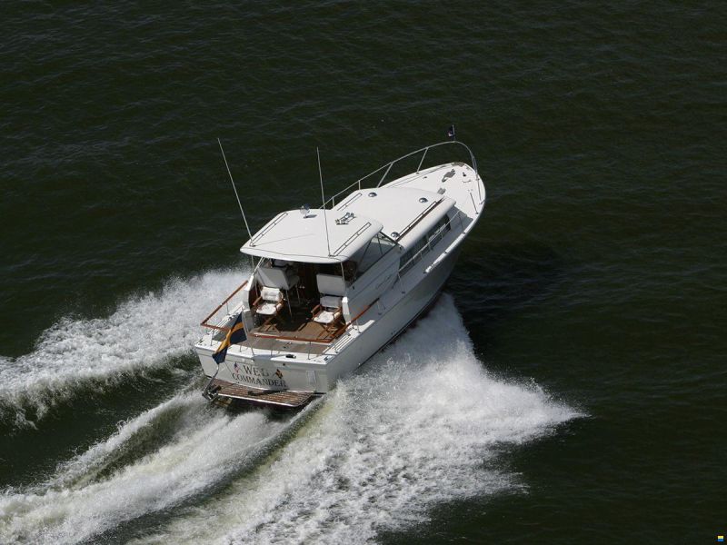Chris Craft 31 Commander
