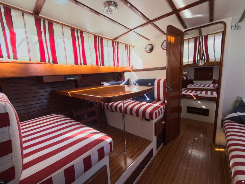 Chris Craft 31 Commander