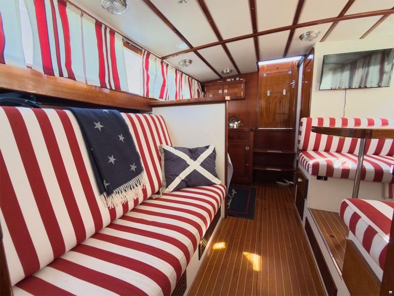 Chris Craft 31 Commander