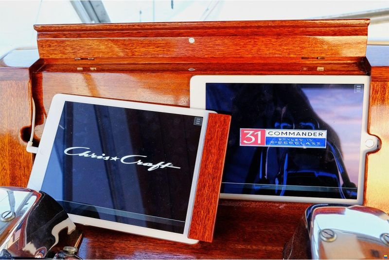Chris Craft 31 Commander