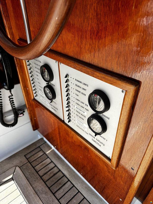 Chris Craft 31 Commander