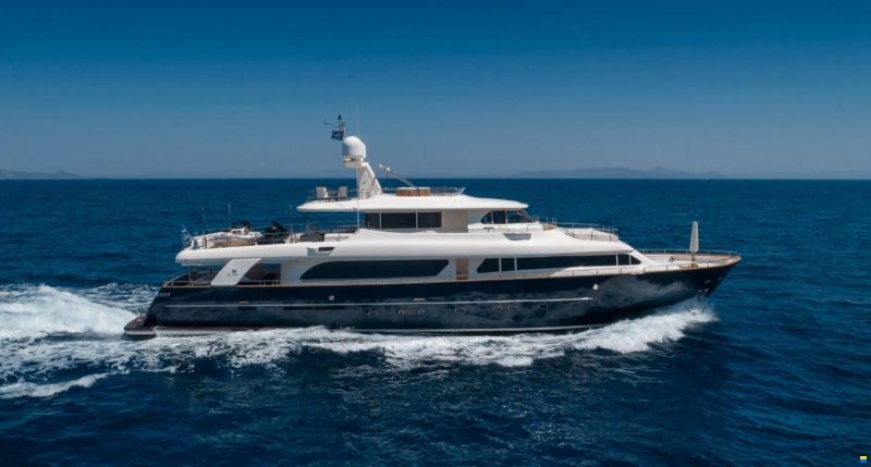 Ferretti Custom Line Navetta 30