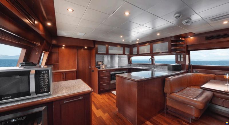 Ferretti Custom Line Navetta 30