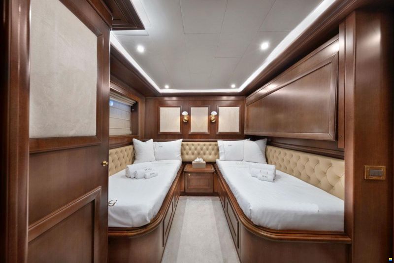 Ferretti Custom Line Navetta 30