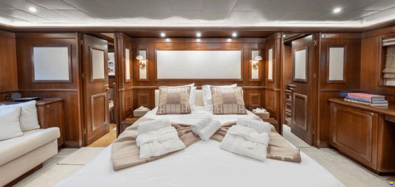 Ferretti Custom Line Navetta 30