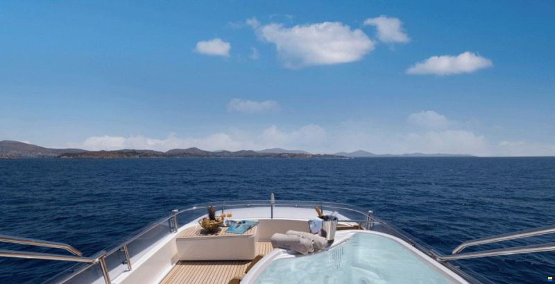 Ferretti Custom Line Navetta 30