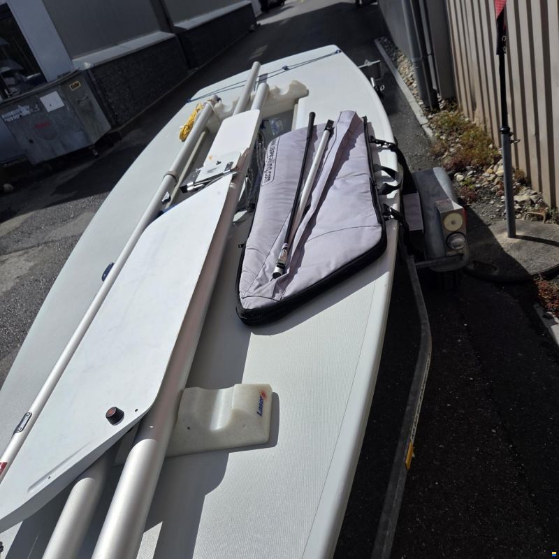 Performance Sailcraft Laser Standard mit Strassenanhänger