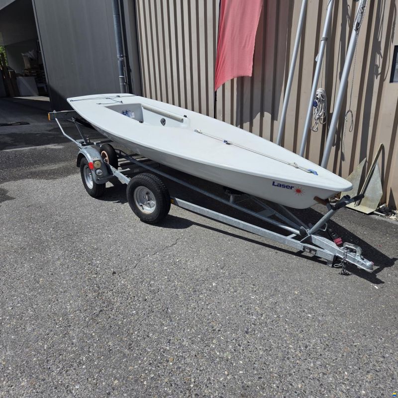 Performance Sailcraft Laser Standard mit Strassenanhänger