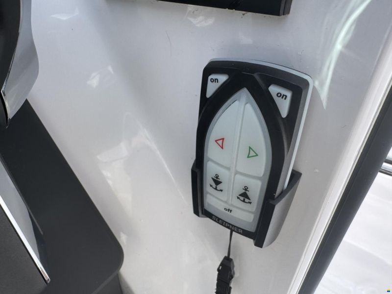 Axopar 37 Cross Cabin