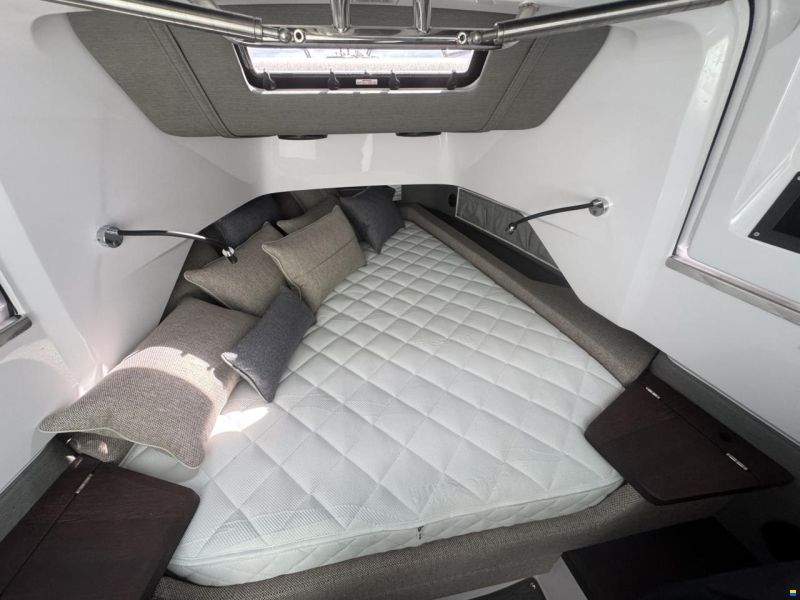 Axopar 37 Cross Cabin