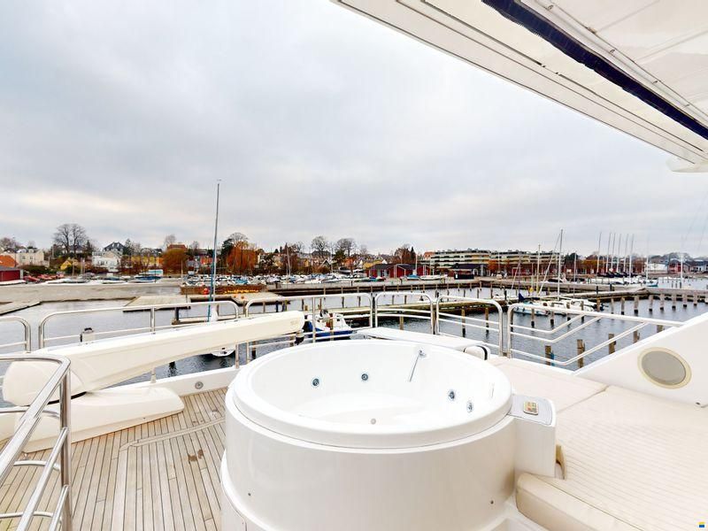 Sunseeker 88 Yacht