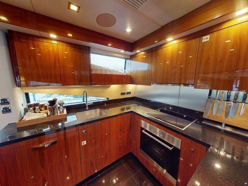 Sunseeker 88 Yacht