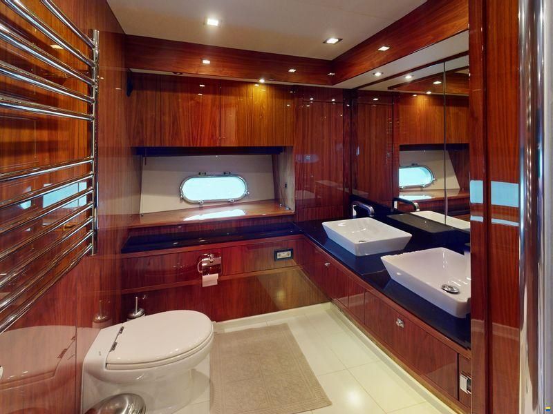 Sunseeker 88 Yacht