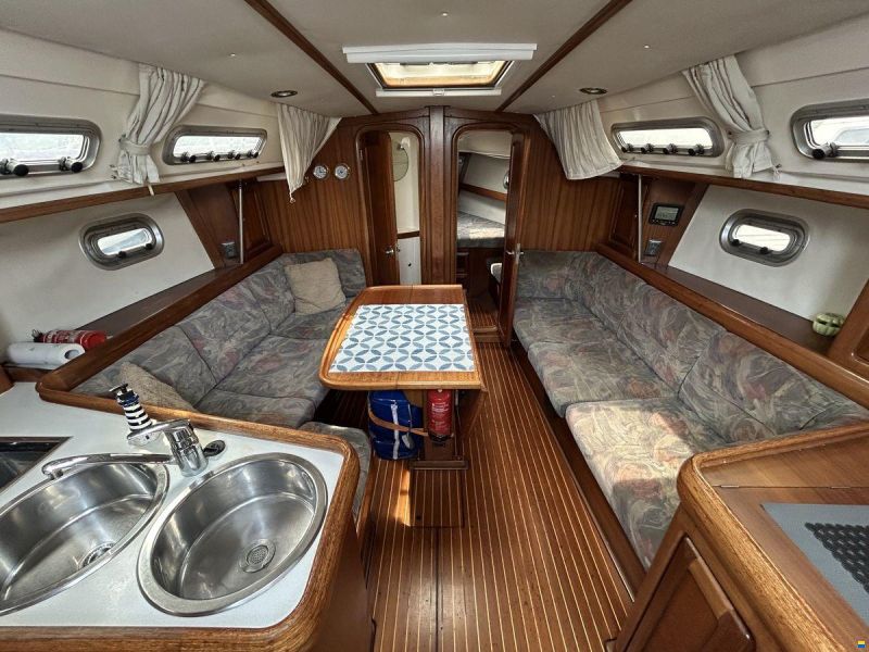 Bavaria 37