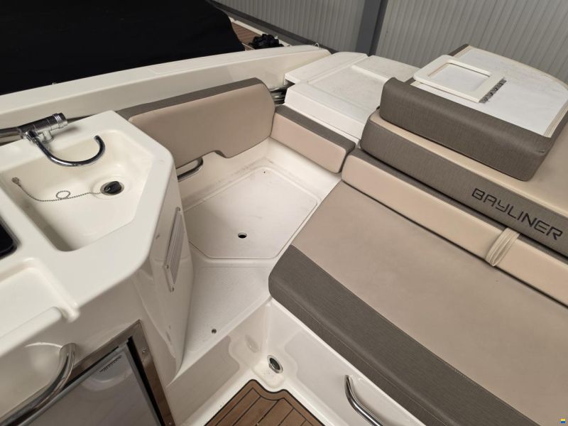 Bayliner VR6 cuddy