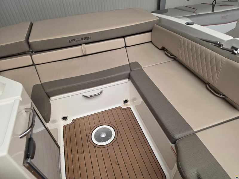 Bayliner VR6 cuddy
